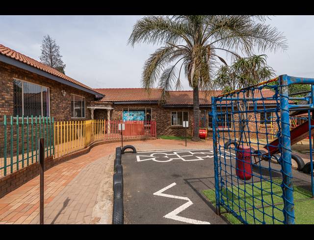 4 BEDROOM FREEHOLD FOR SALE IN OAKDENE